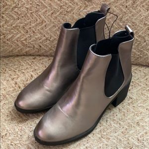 BRAND NEW - forever 21 Metallic Booties - size 39
